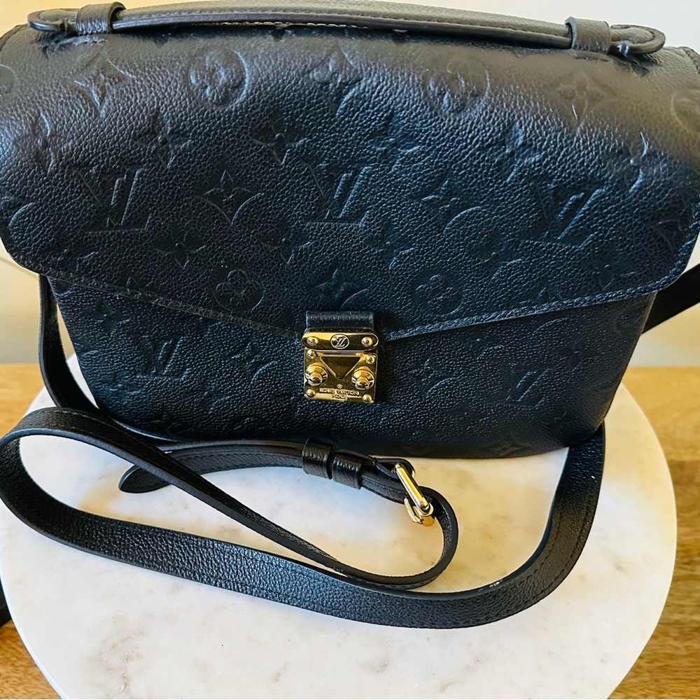 CLASSIC LV HANDBAG FOR SALE - BARELY WORN - 
THE LOUIS VUITTON POCHETTE MÉTIS